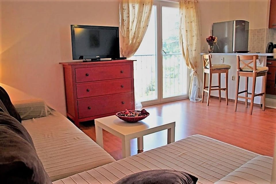 Communal lounge/ TV room, TV and multimedia, View (from property/room), Living room, Sea view, Sea view, kitchen