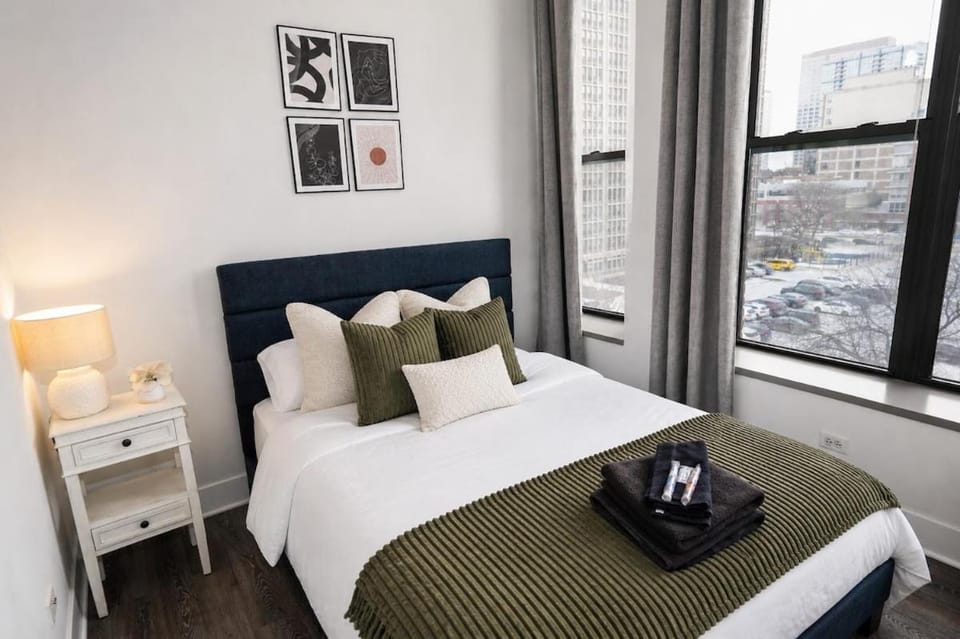 South Loop 2BR Corner Unit with Natural Light, Optional Parking and Guest Access Near Downtown Chicago and McCormick Place Apartment in South Loop