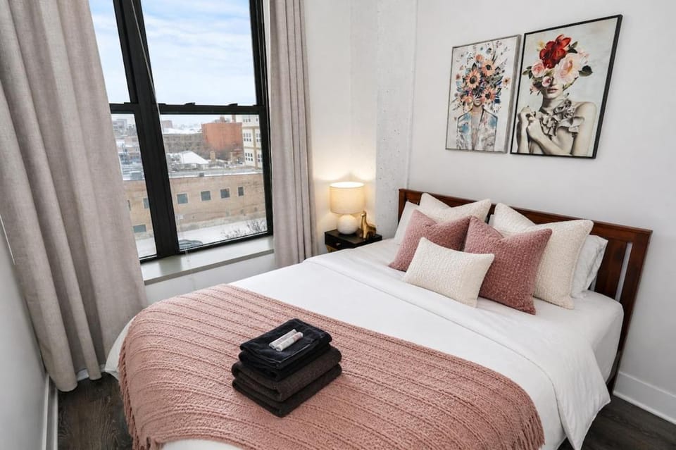 South Loop 2BR Corner Unit with Natural Light, Optional Parking and Guest Access Near Downtown Chicago and McCormick Place Apartment in South Loop