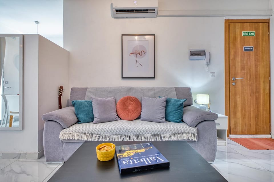 Bed, Living room, Seating area, air conditioner