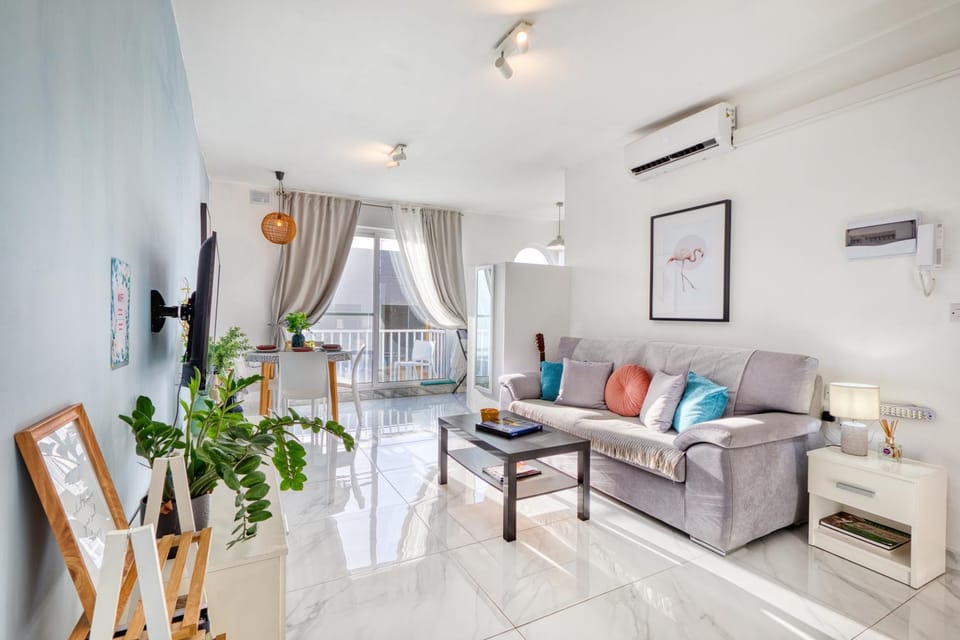 Bed, Living room, Photo of the whole room, Seating area, Dining area, air conditioner