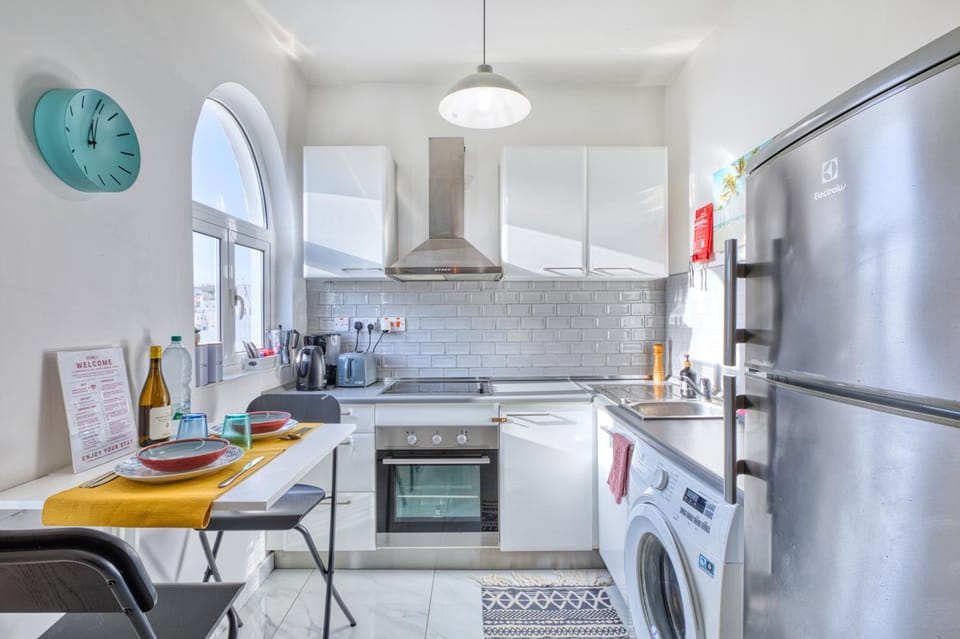 Kitchen or kitchenette, Dining area, oven, stove, toaster