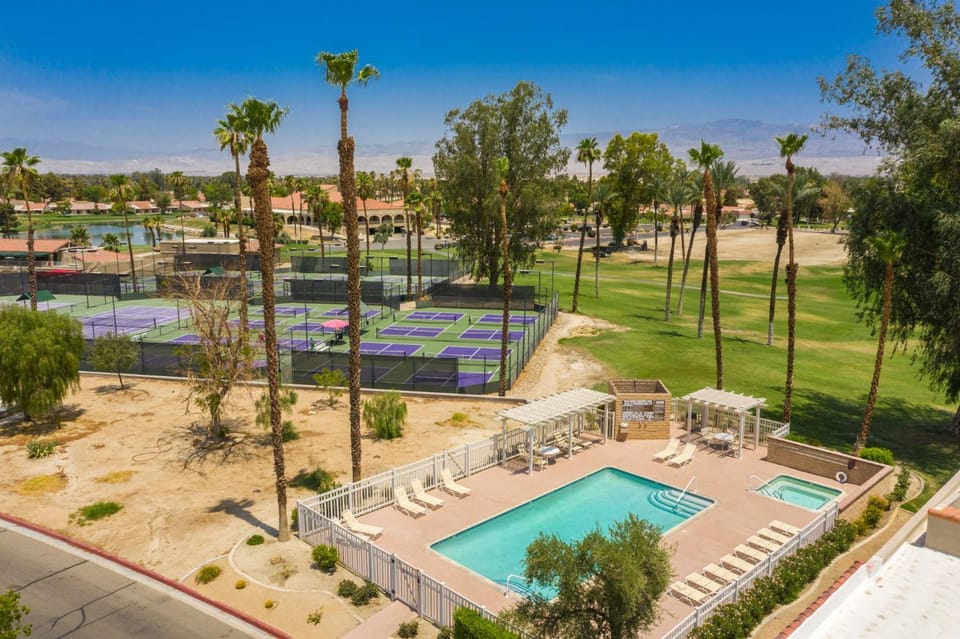 Palm Desert Resort Home: Outdoor Dining w/ Views House in Palm Desert