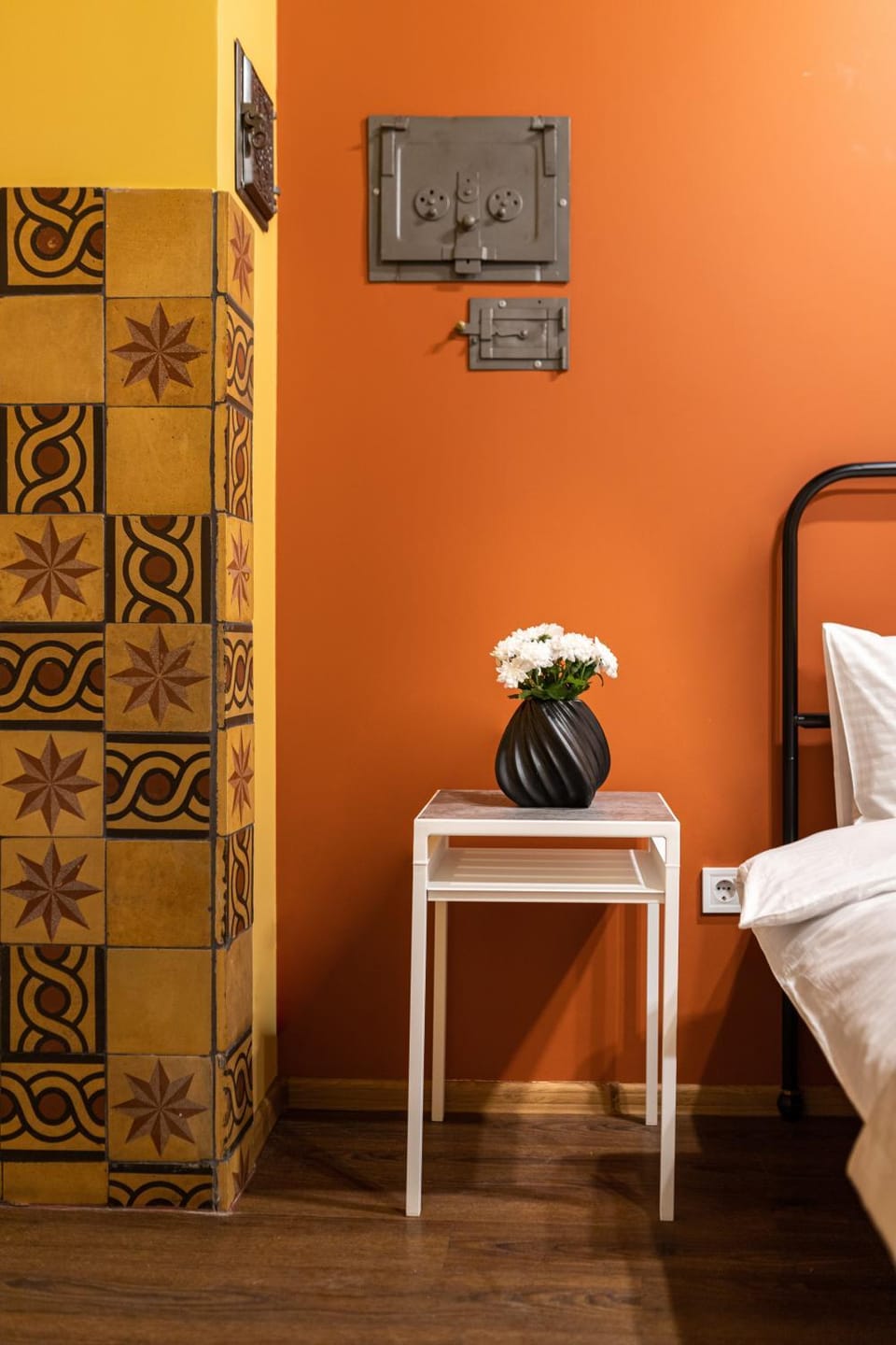 Photo of the whole room, Decorative detail