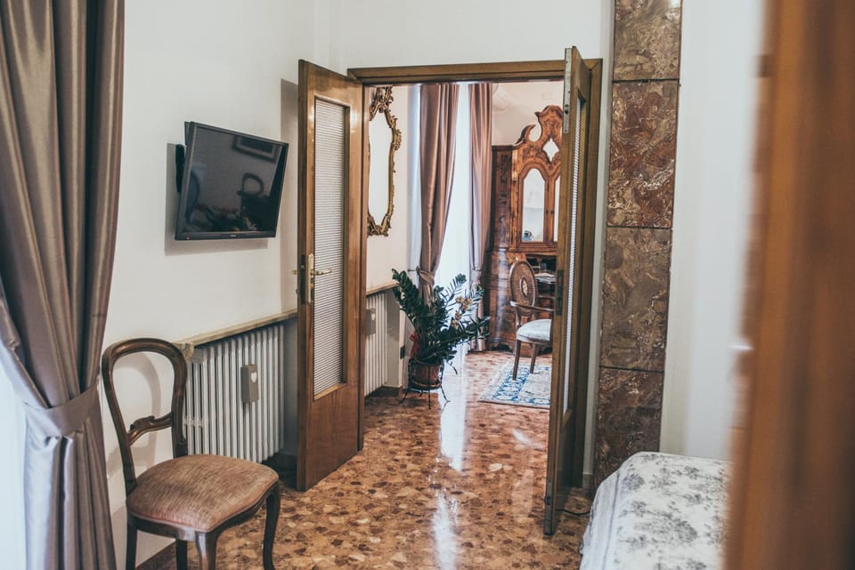 TV and multimedia, Photo of the whole room, Decorative detail