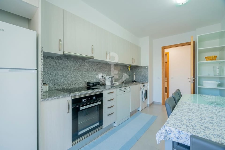 Kitchen or kitchenette, Dining area, dishwasher, oven, toaster, washing machine