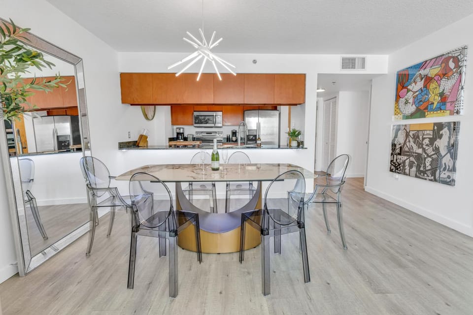 Kitchen or kitchenette, Dining area