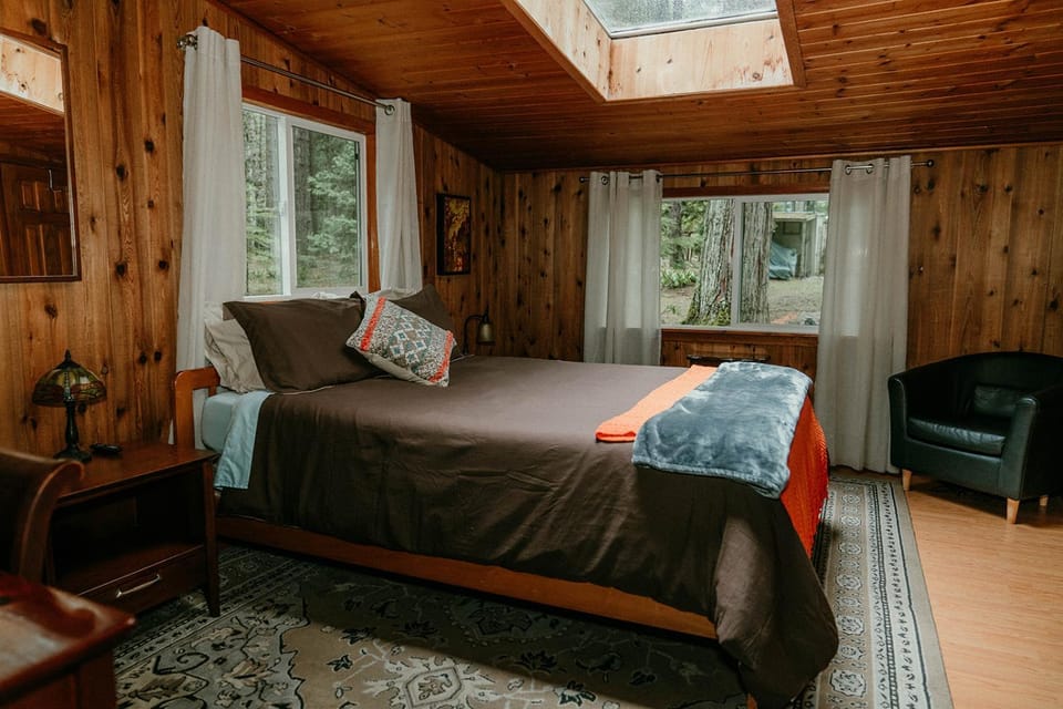 Bed, TV and multimedia, View (from property/room), Bedroom