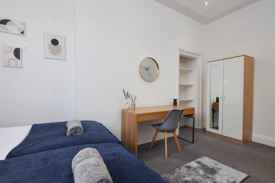 Bed, Photo of the whole room, Seating area, Dining area, Bedroom, wardrobe