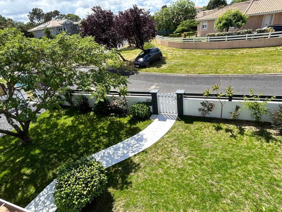 Facade/entrance, Neighbourhood, Garden, Street view