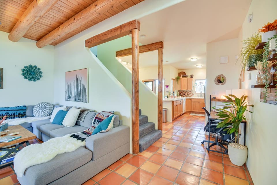 Bright Santa Fe Condo ~ Half-Mi to Meow Wolf! House in Agua Fria