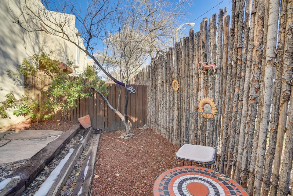 Bright Santa Fe Condo ~ Half-Mi to Meow Wolf! House in Agua Fria