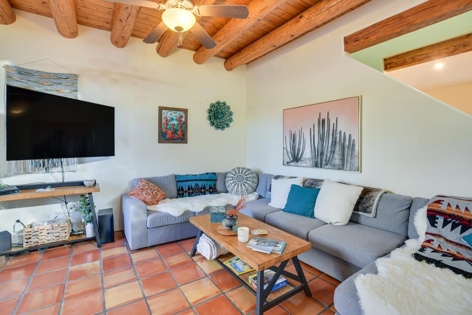 Bright Santa Fe Condo ~ Half-Mi to Meow Wolf! House in Agua Fria