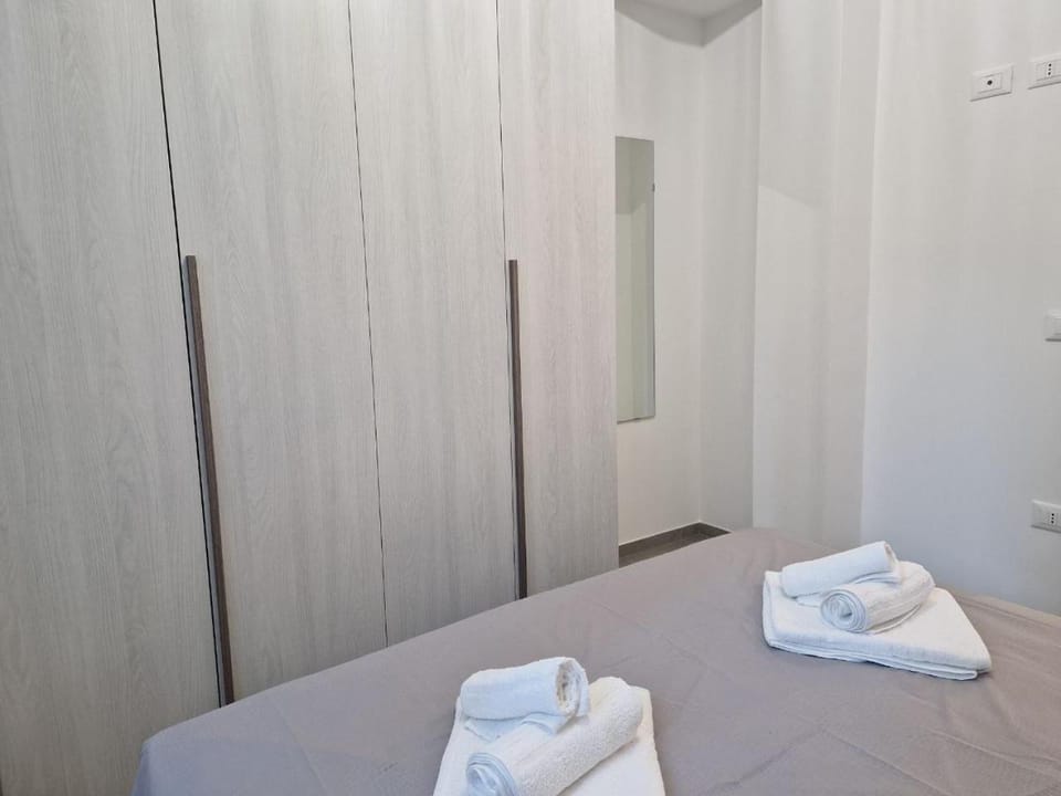 Bedroom, towels, wardrobe