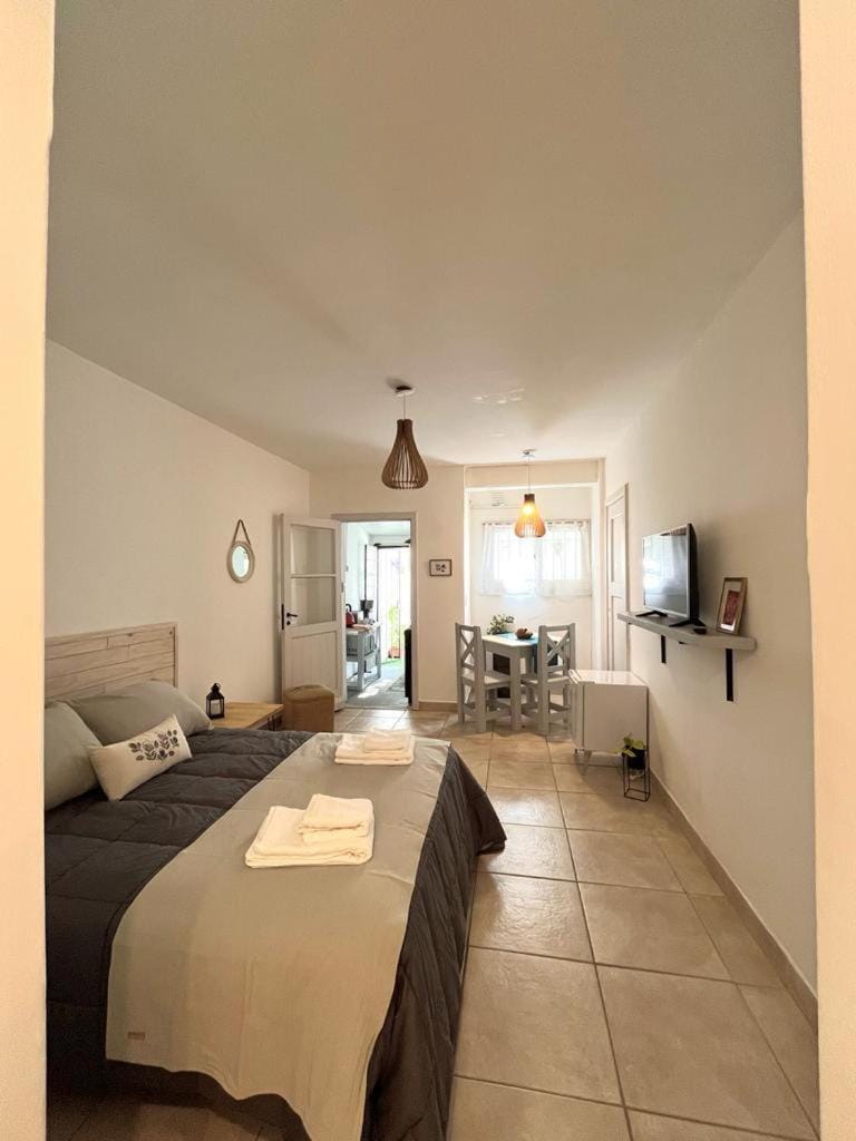 Bed, TV and multimedia, Photo of the whole room, hair dresser