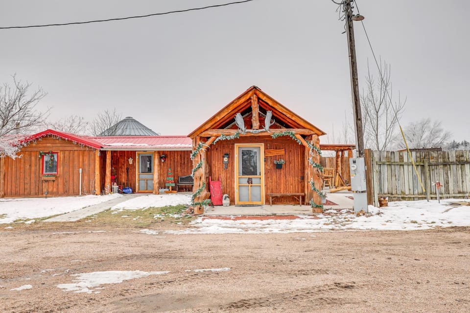 Glenvil Cabin w/ Gas Grill: Steps to Dock & Pond! Cabin in Nebraska