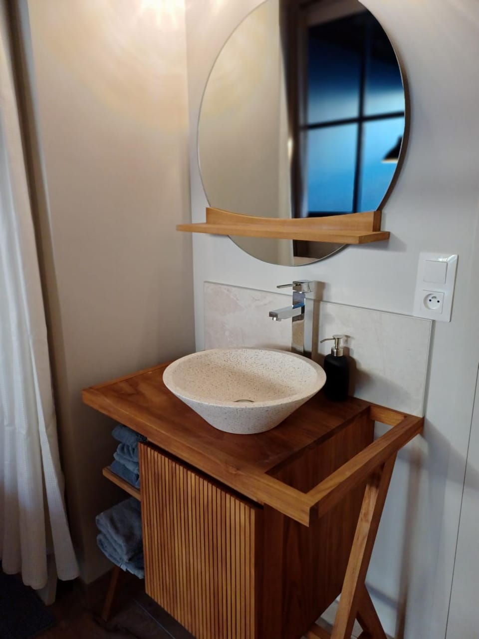 Bathroom, towels