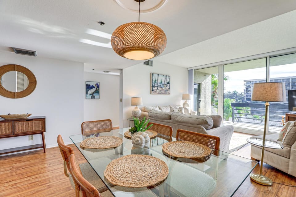 Luxury Longboat Key Condo - Walk to Beach Access! House in Longboat Key