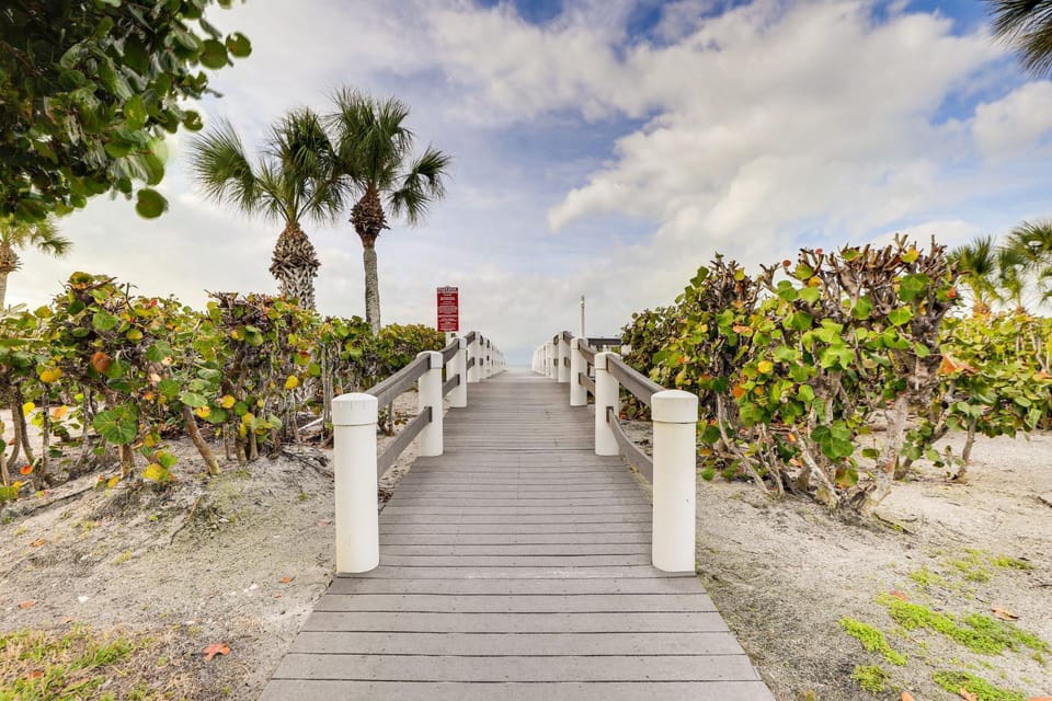Luxury Longboat Key Condo - Walk to Beach Access! House in Longboat Key