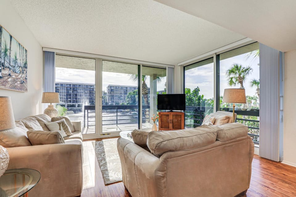 Luxury Longboat Key Condo - Walk to Beach Access! House in Longboat Key