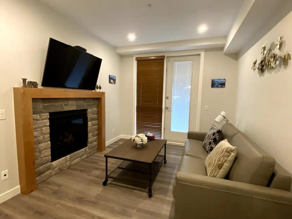Luxury unit in the heart of Canmore Apartment in Canmore