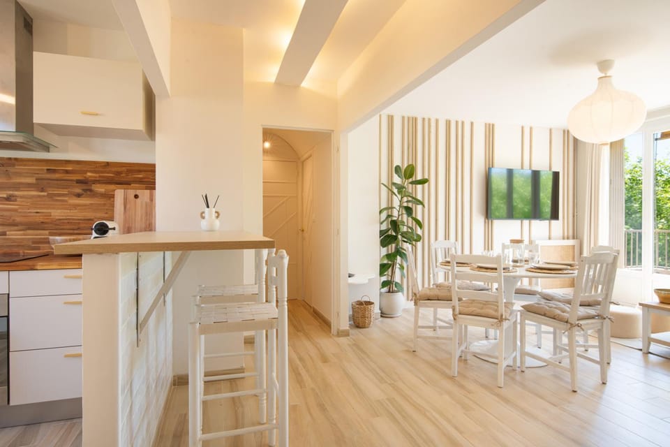 Chez Ambre et Flo - Queen Size Clim Centre Parking Apartment in Saint-Raphael