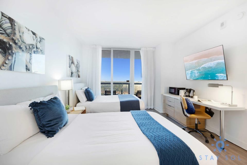 Oasis with Inspiring Views, Amazing Pool and Gym House in Hallandale Beach