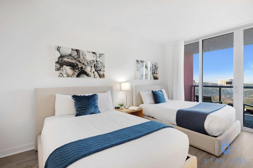 Oasis with Inspiring Views, Amazing Pool and Gym House in Hallandale Beach