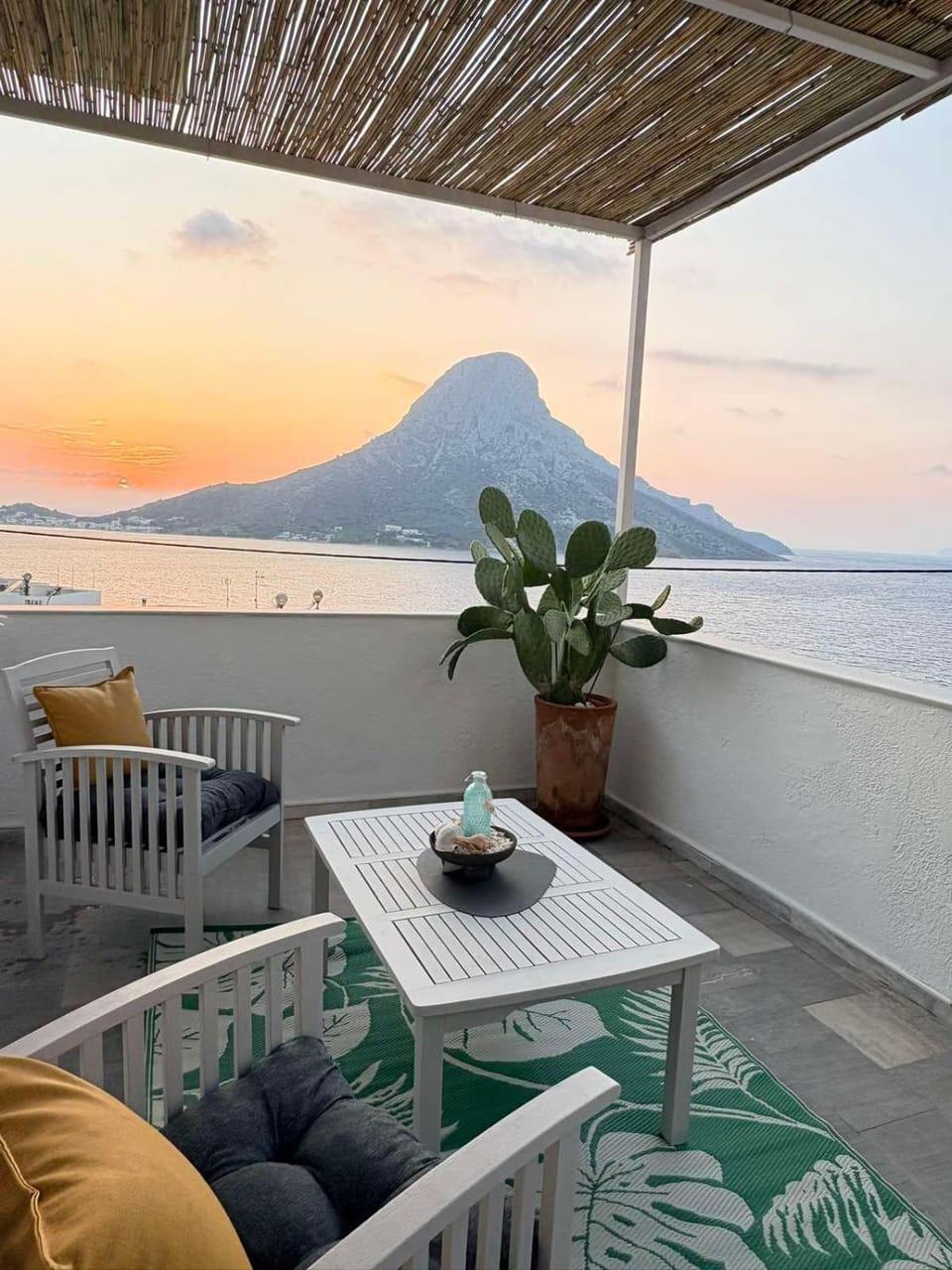 Mountain view, Sea view