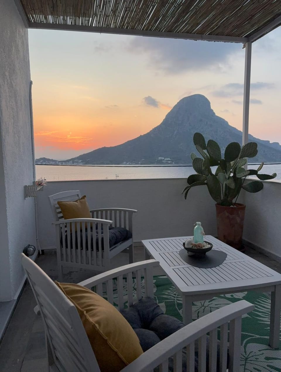 Mountain view, Sea view