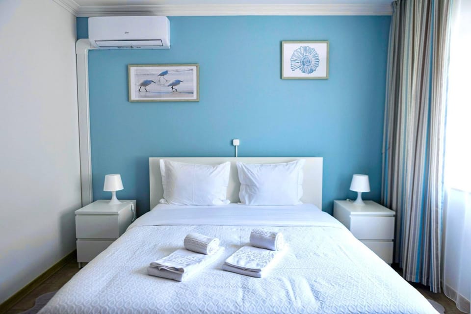 Bed, air conditioner