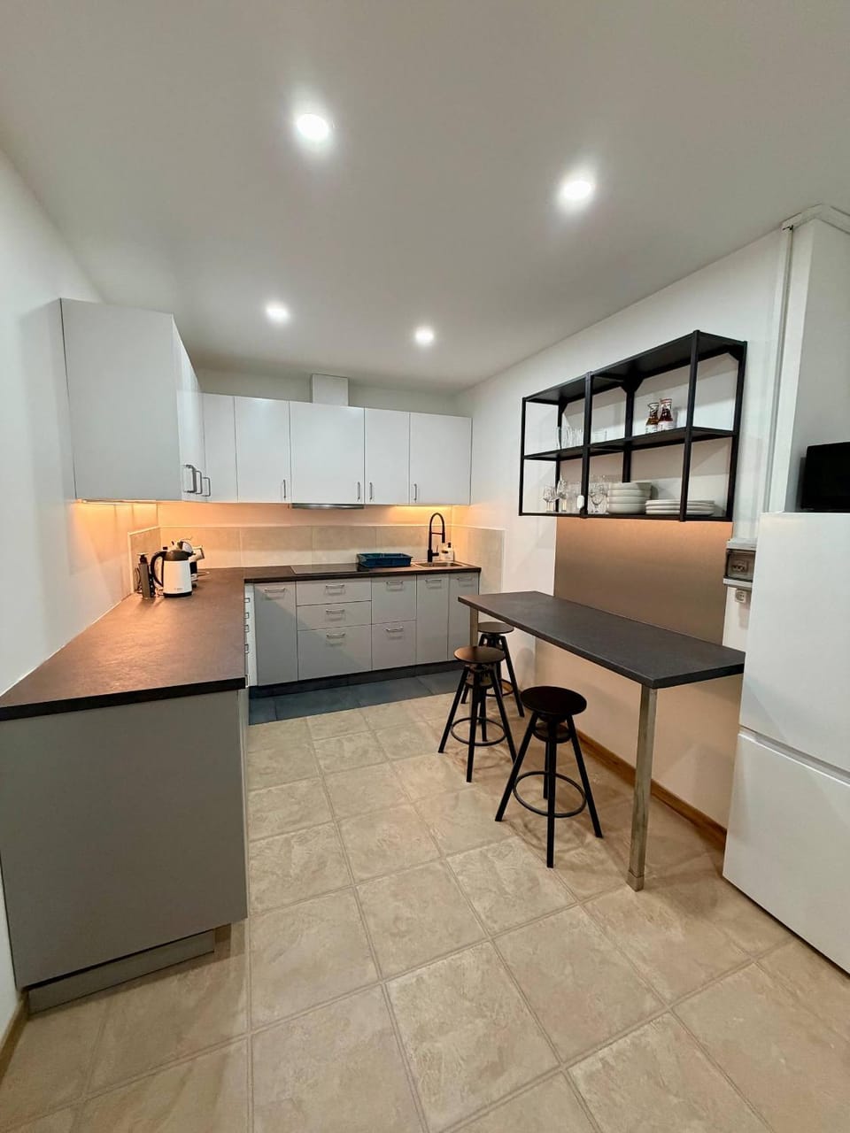 Kitchen or kitchenette, Dining area, Communal kitchen, stove