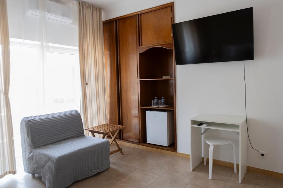 TV and multimedia, Photo of the whole room, air conditioner