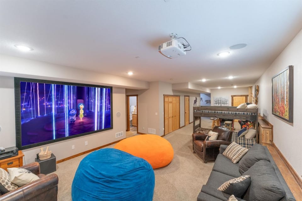 Sleeps 16 Walk to Grand Lake & Town Sauna, Theater & Game Room Lake View! House in Grand Lake