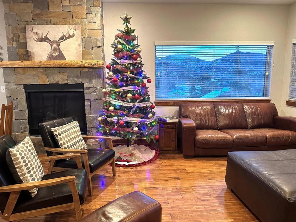 Sleeps 16 Walk to Grand Lake & Town Sauna, Theater & Game Room Lake View! House in Grand Lake