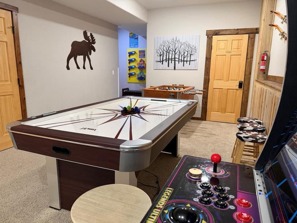 Sleeps 16 Walk to Grand Lake & Town Sauna, Theater & Game Room Lake View! House in Grand Lake