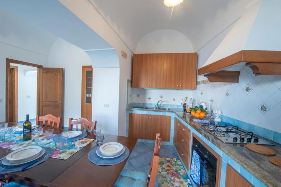 BBQ facilities, Kitchen or kitchenette, Dining area, Food, dishwasher, microwave, minibar, oven, stove