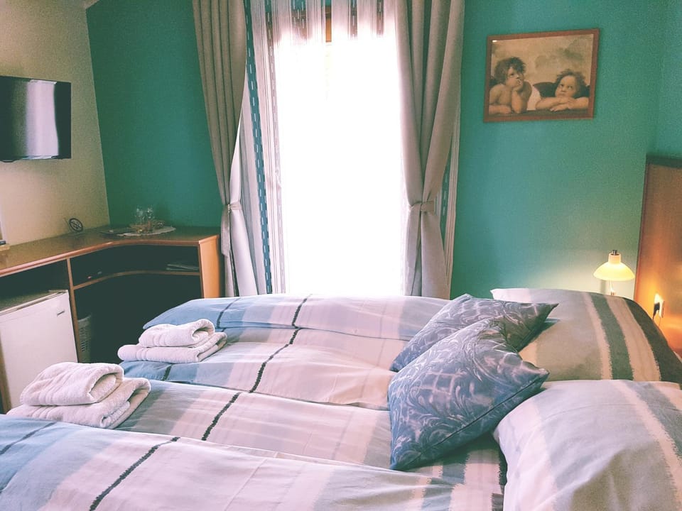 Bed, Photo of the whole room, Decorative detail