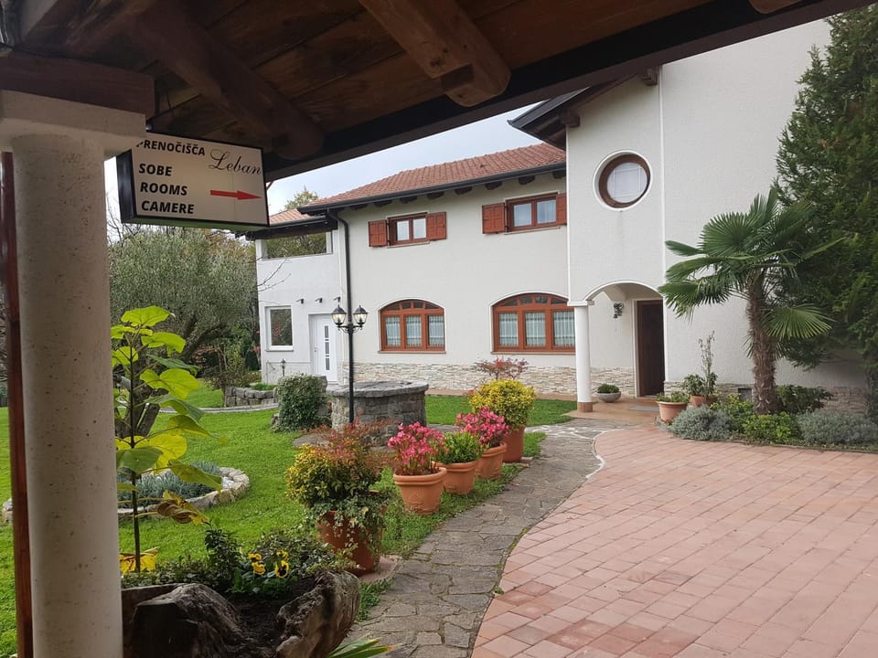 Property building, Facade/entrance, Garden, Lobby or reception, On site, Garden view
