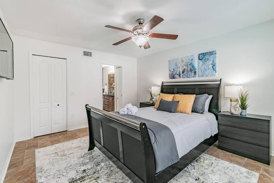 (HGR) Poolside Paradise: Vacation retreat. (Heated Pool) House in Town N Country