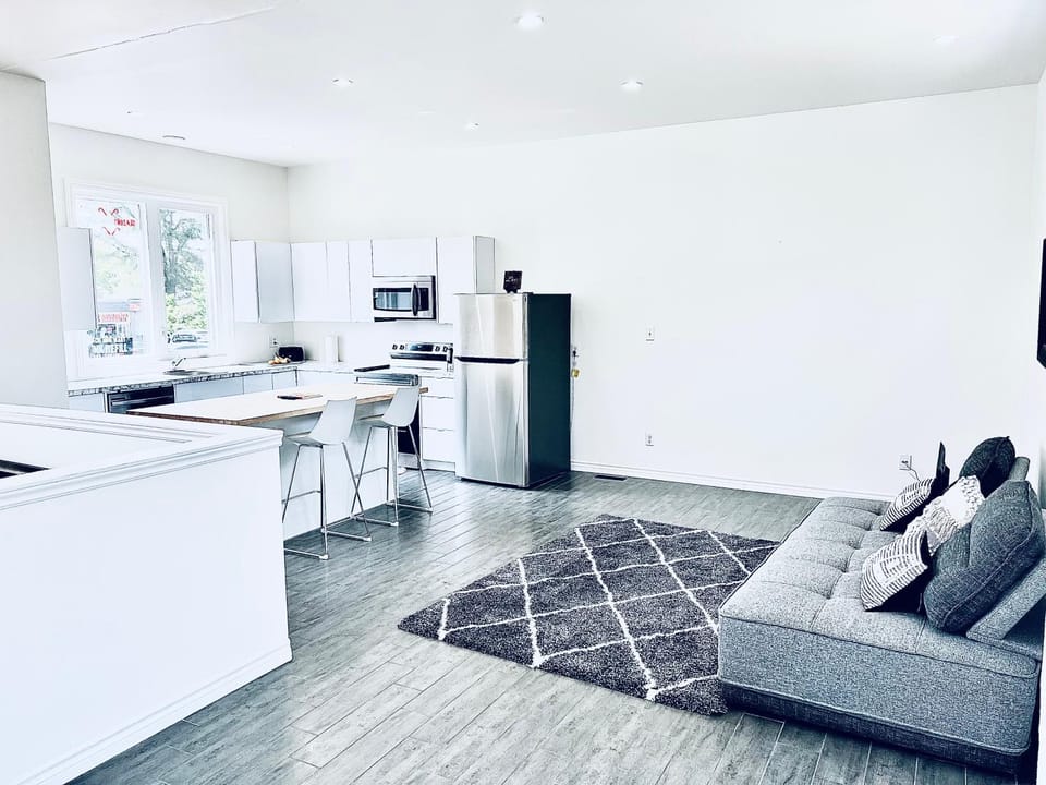 Kitchen or kitchenette, Living room, Seating area, Dining area