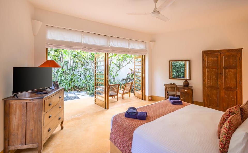 Bed, TV and multimedia, Bedroom