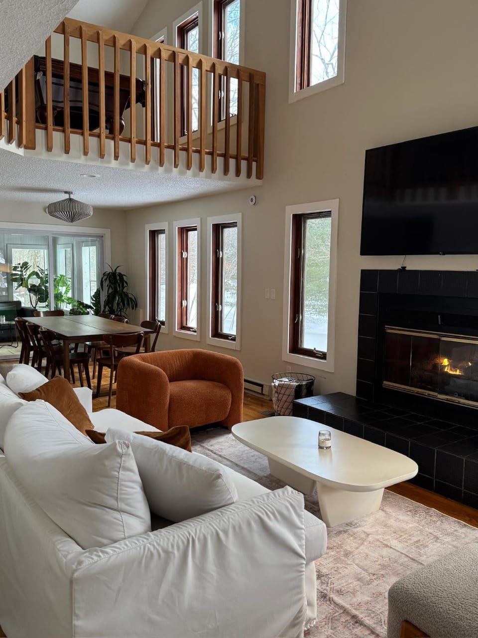 Poconos Chalet -Kayaks- HotTub-Karaoke-Lake House in Stroud Township