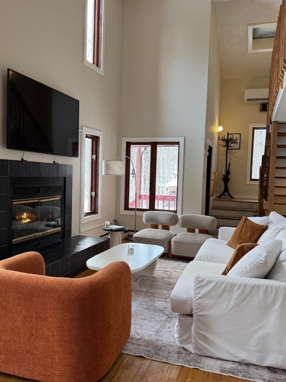 Poconos Chalet -Kayaks- HotTub-Karaoke-Lake House in Stroud Township