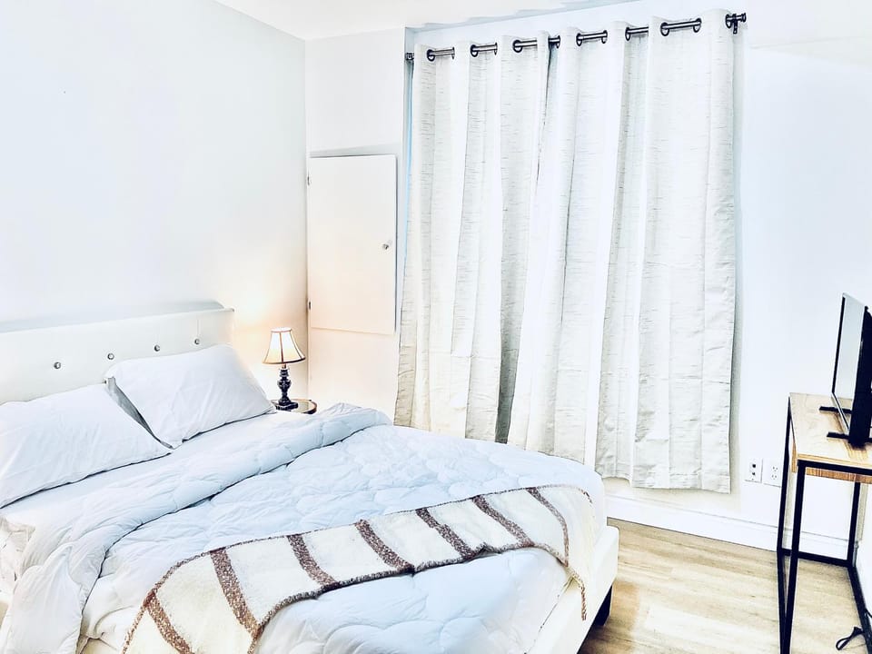Bed, TV and multimedia, Bedroom