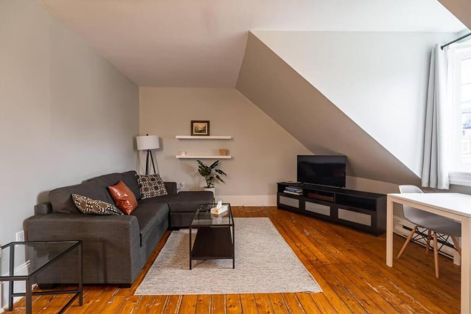 Sunny Loft #4, Historic Home Apartment in Dartmouth