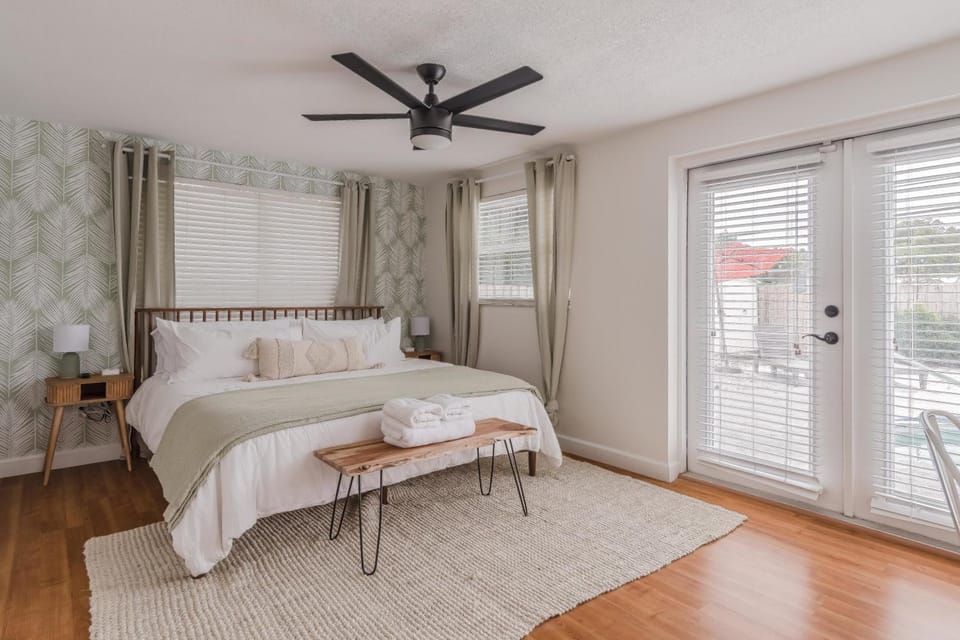 Bed, Photo of the whole room, Bedroom