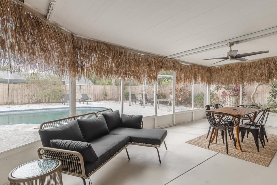 Patio, Swimming pool, sunbed