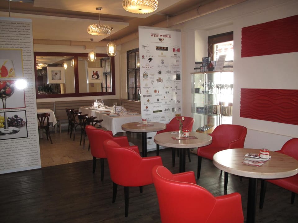 Restaurant/places to eat, Lounge or bar
