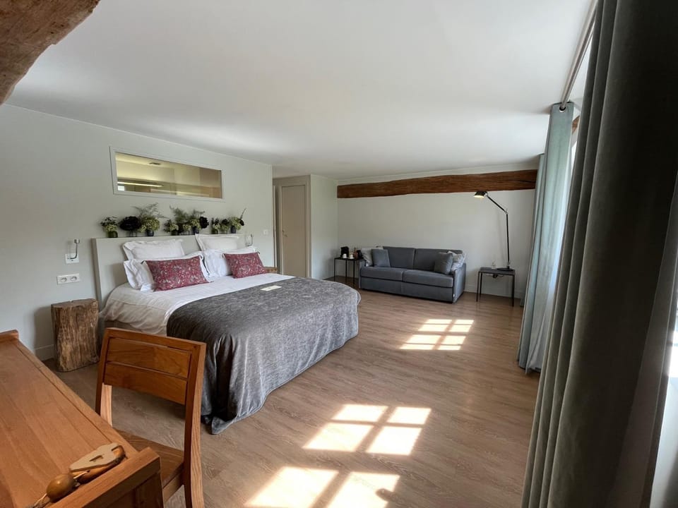 Photo of the whole room, Bedroom